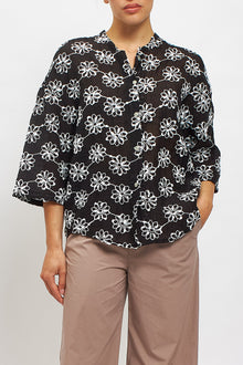 Camicia coreana con ricami floreali