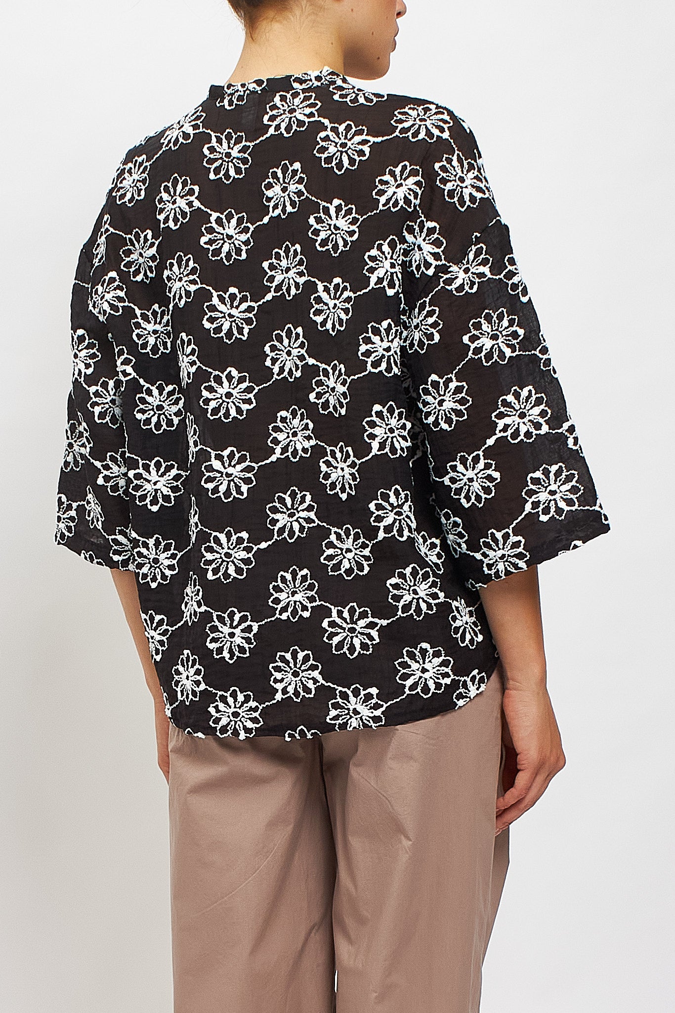Camicia coreana con ricami floreali