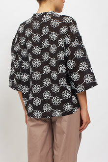 Camicia coreana con ricami floreali