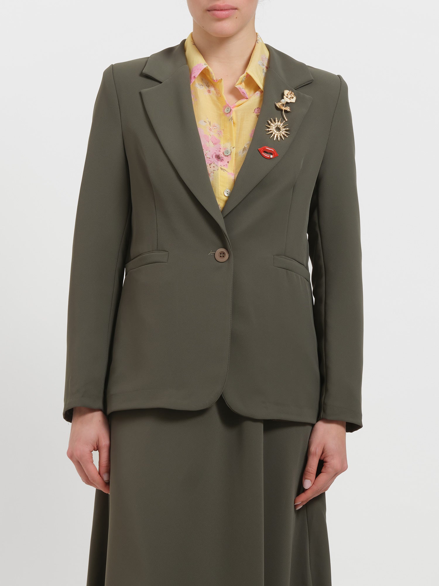 Blazer con spille gioiello