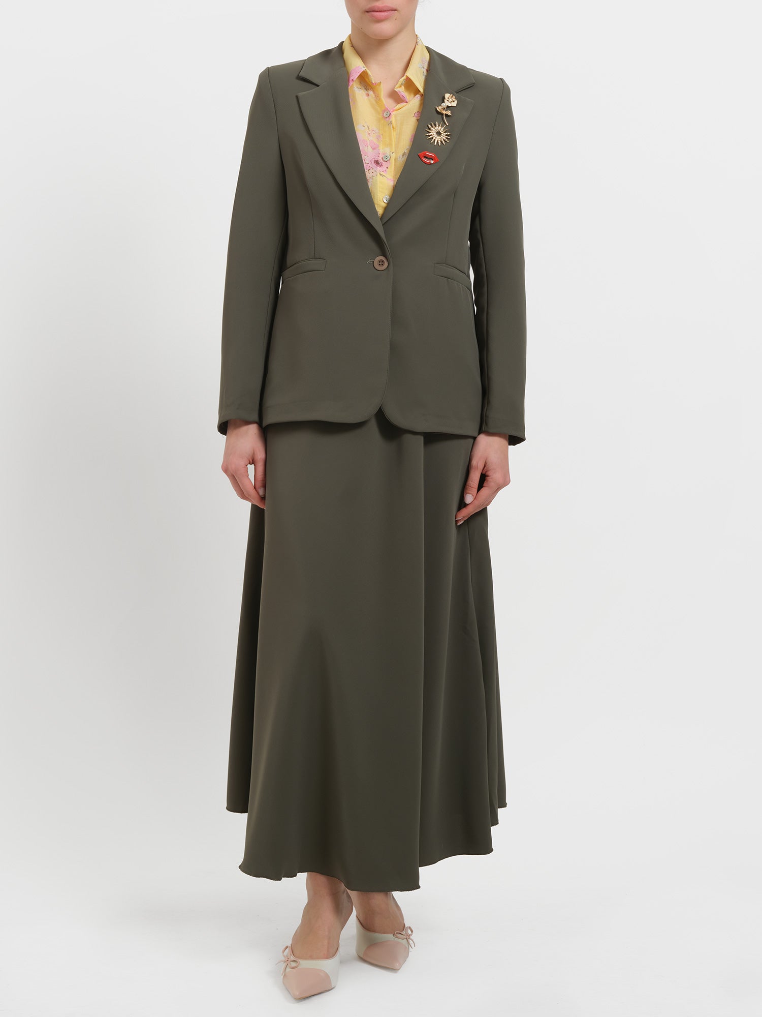 Blazer con spille gioiello