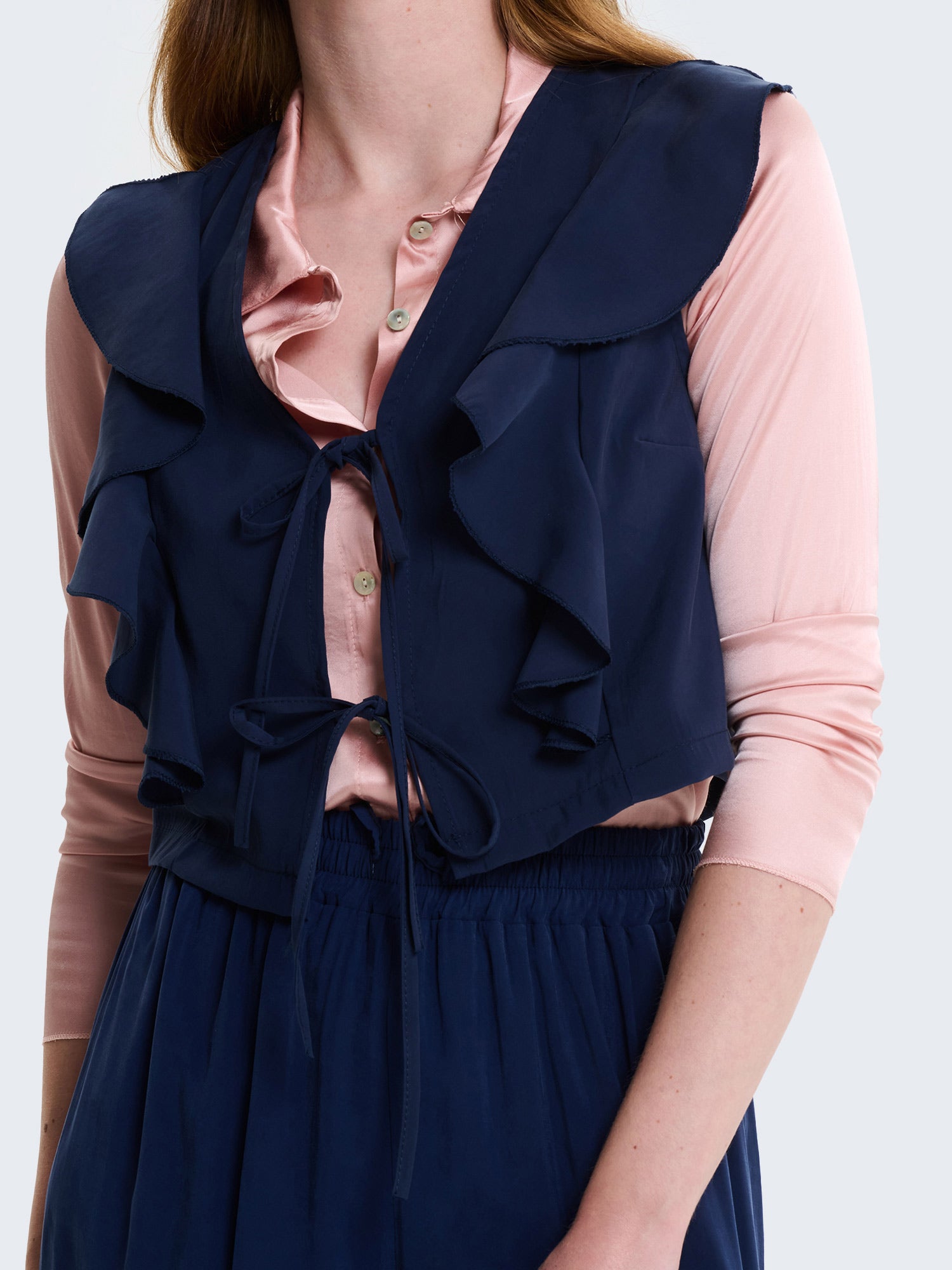 Gilet con laccetti e volant in cupro