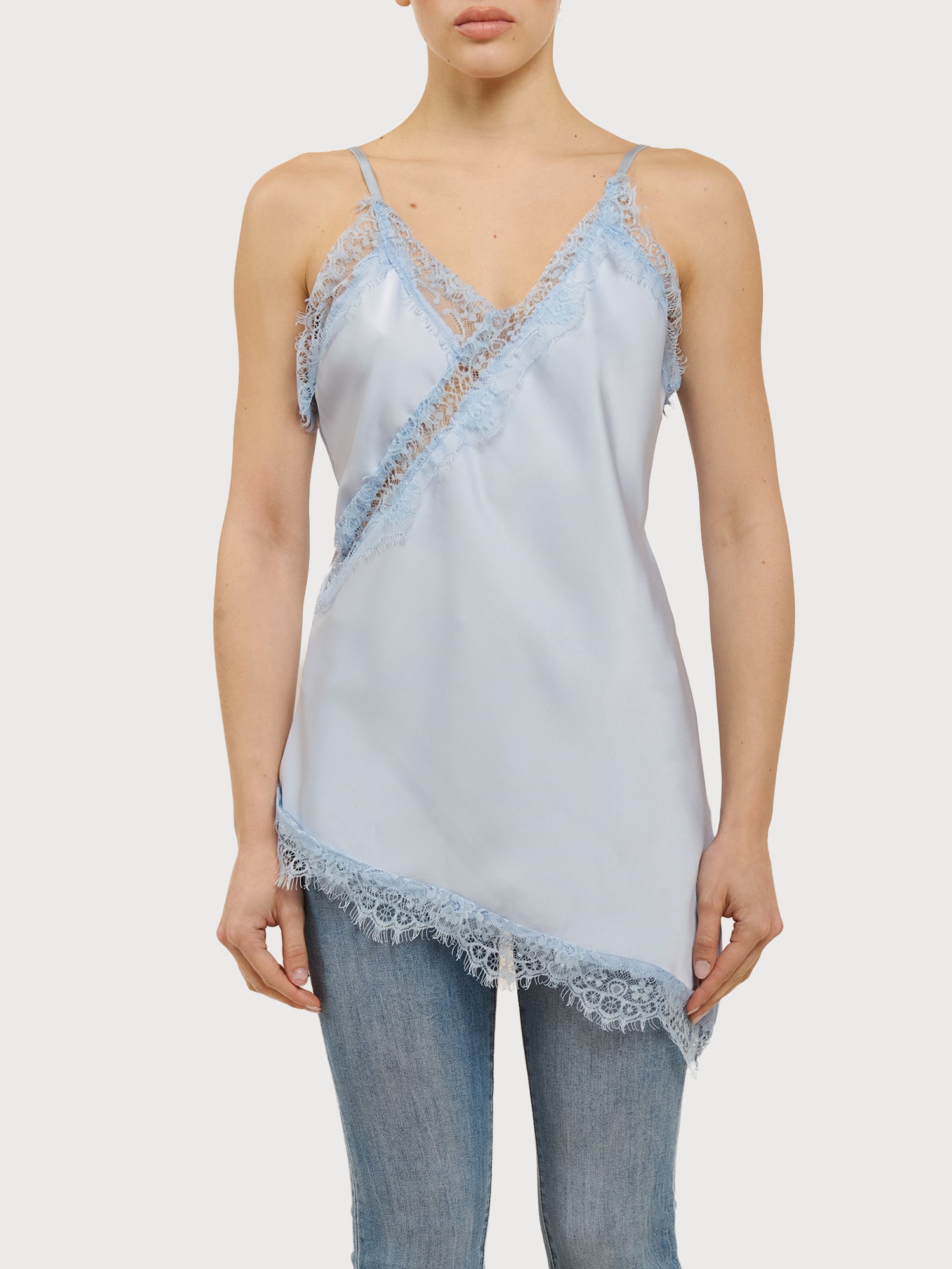 Abito asimmetrico in raso e pizzo