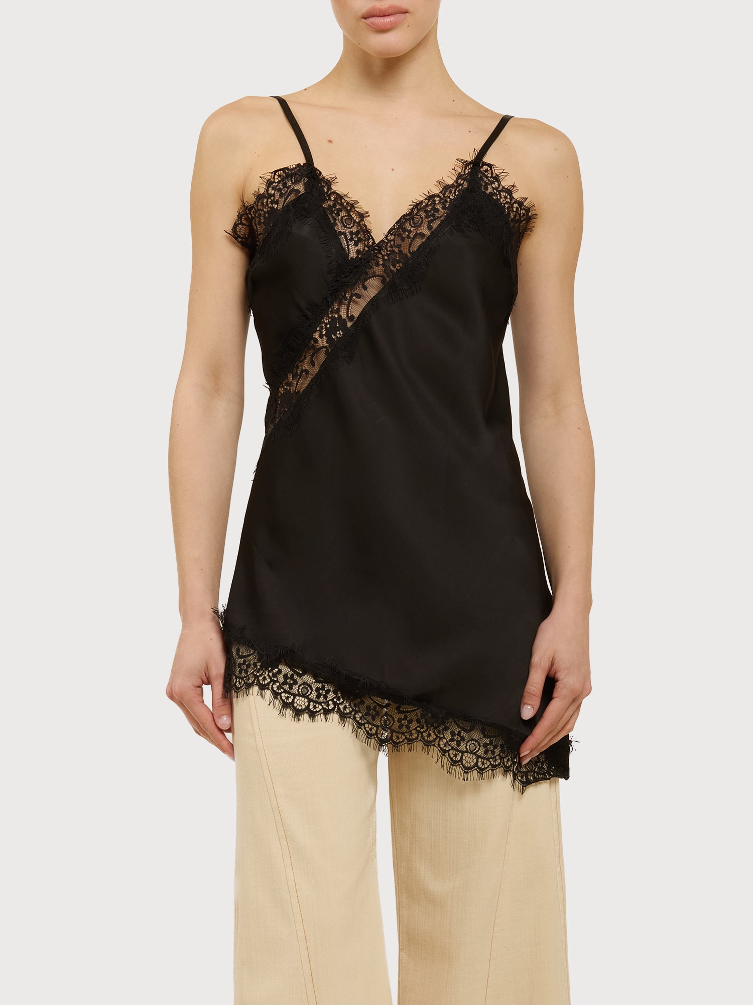 Abito asimmetrico in raso e pizzo