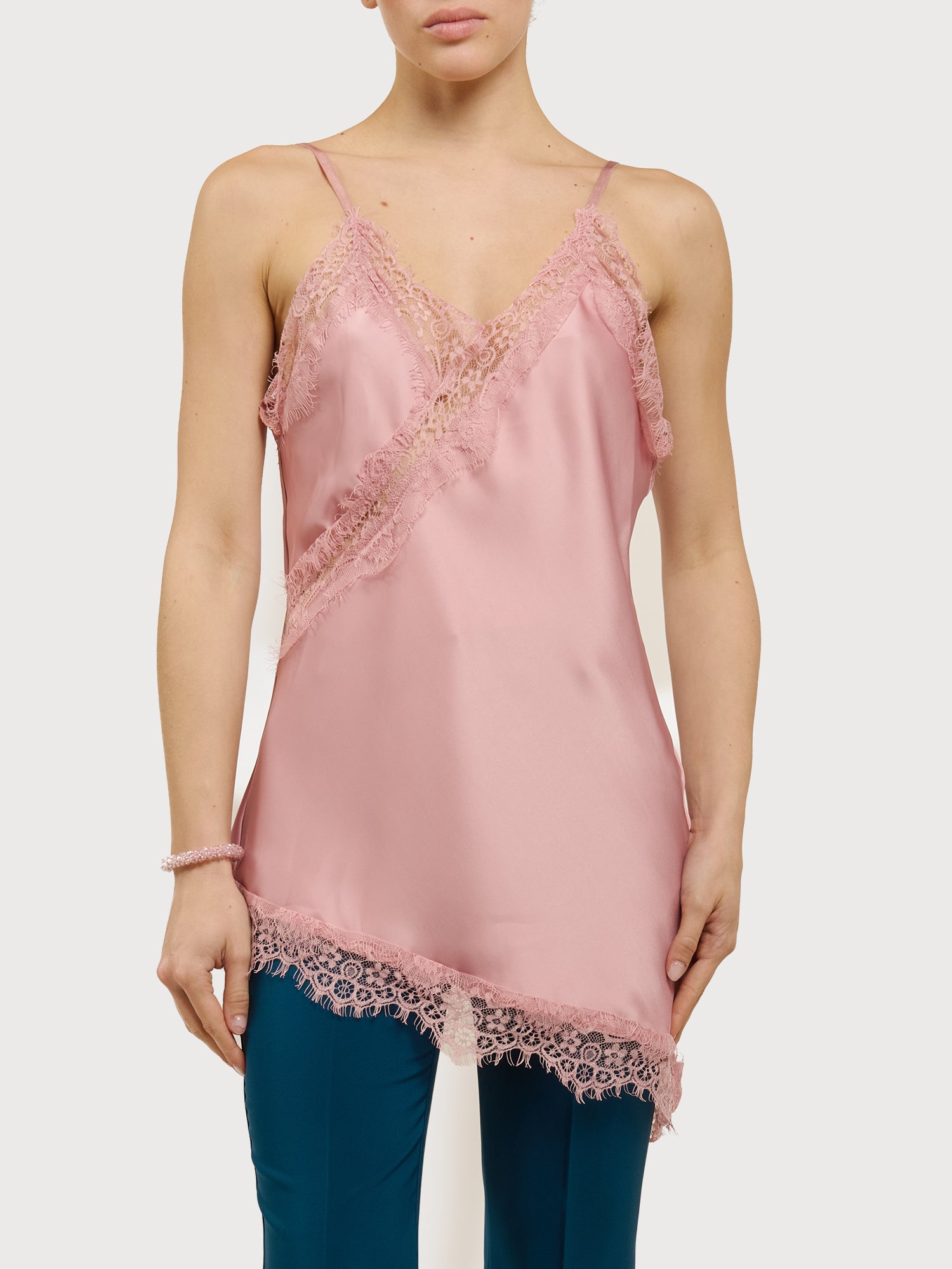 Abito asimmetrico in raso e pizzo