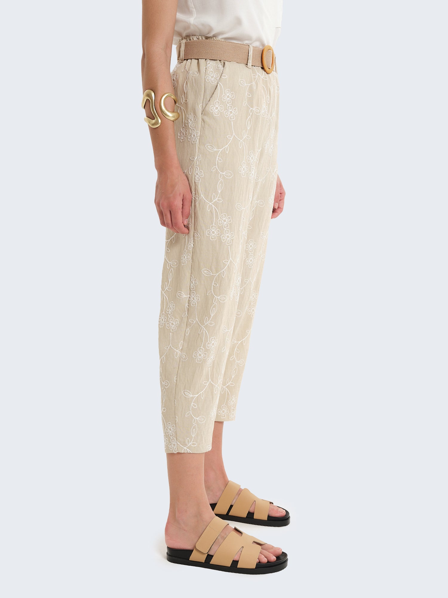 Pantaloni cargo con ricami floreali
