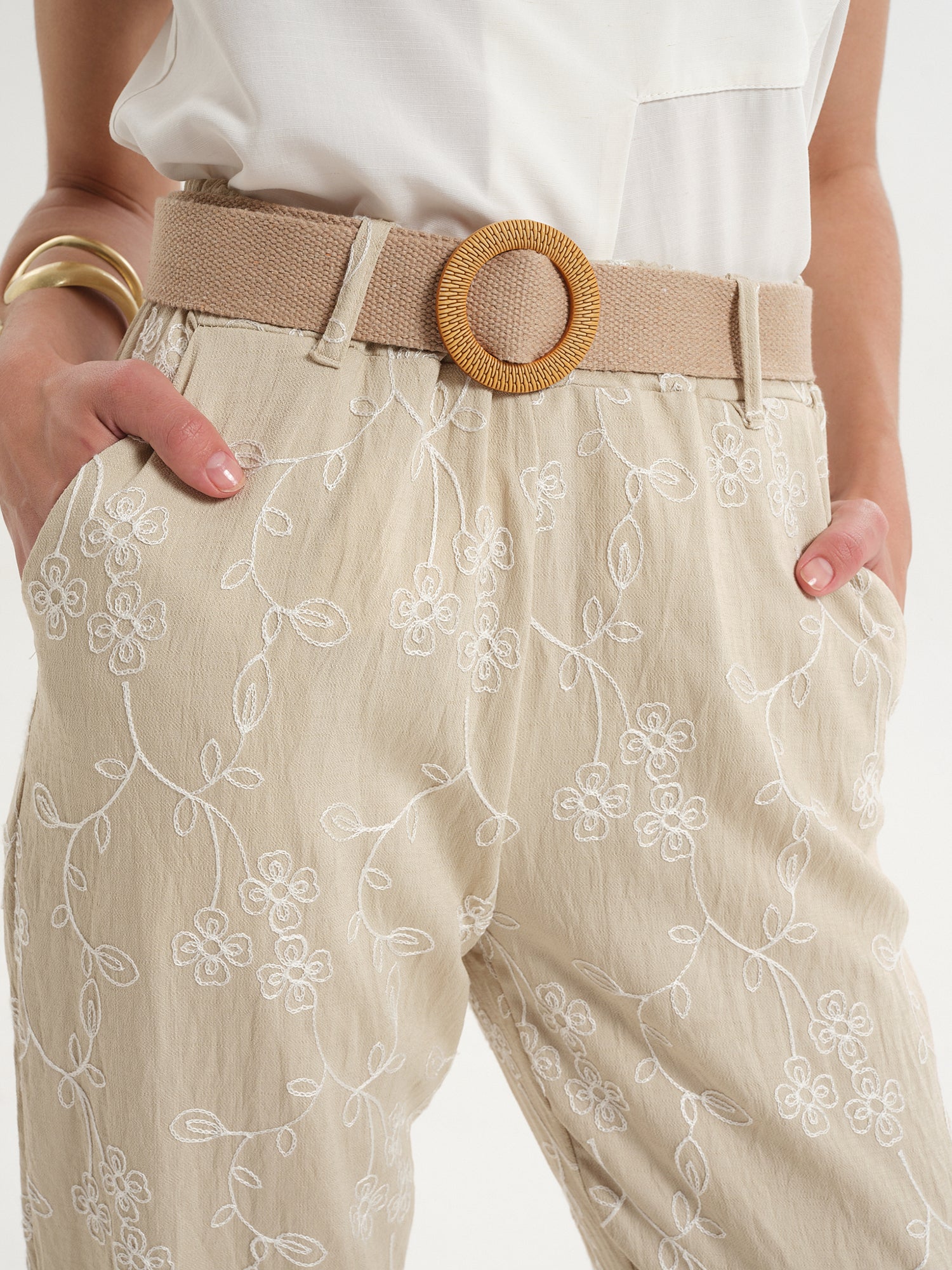 Pantaloni cargo con ricami floreali