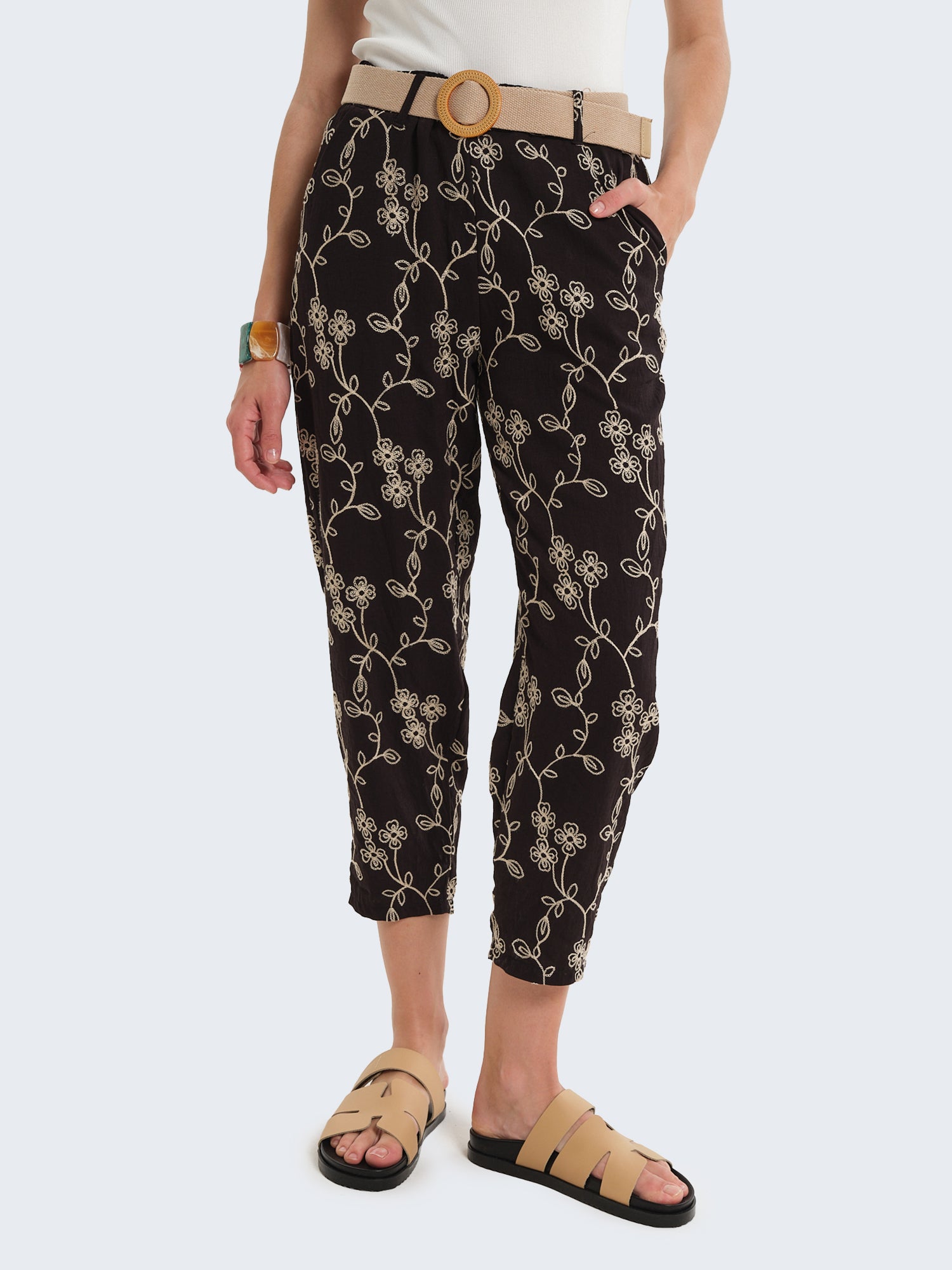 Pantaloni cargo con ricami floreali