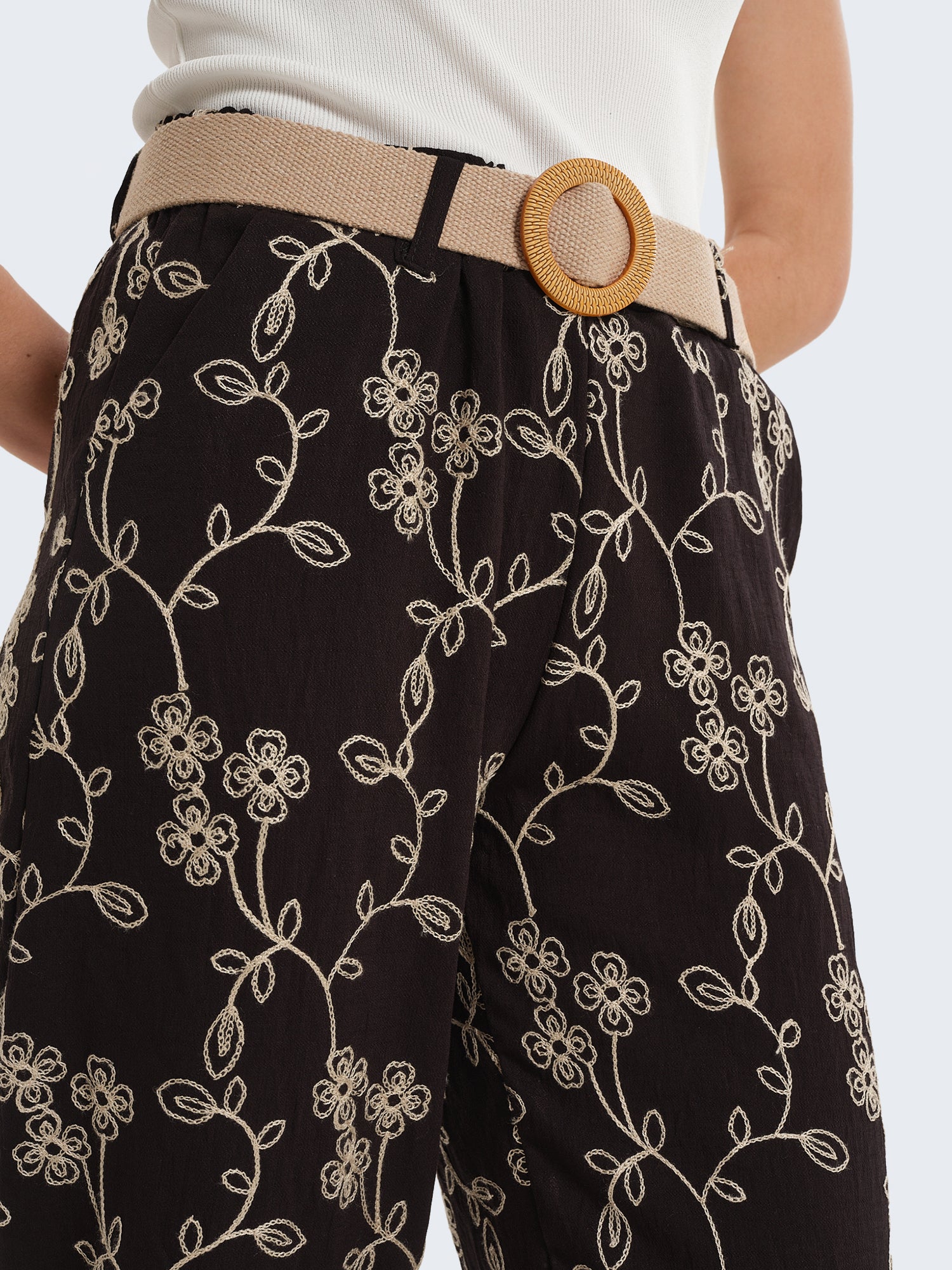 Pantaloni cargo con ricami floreali