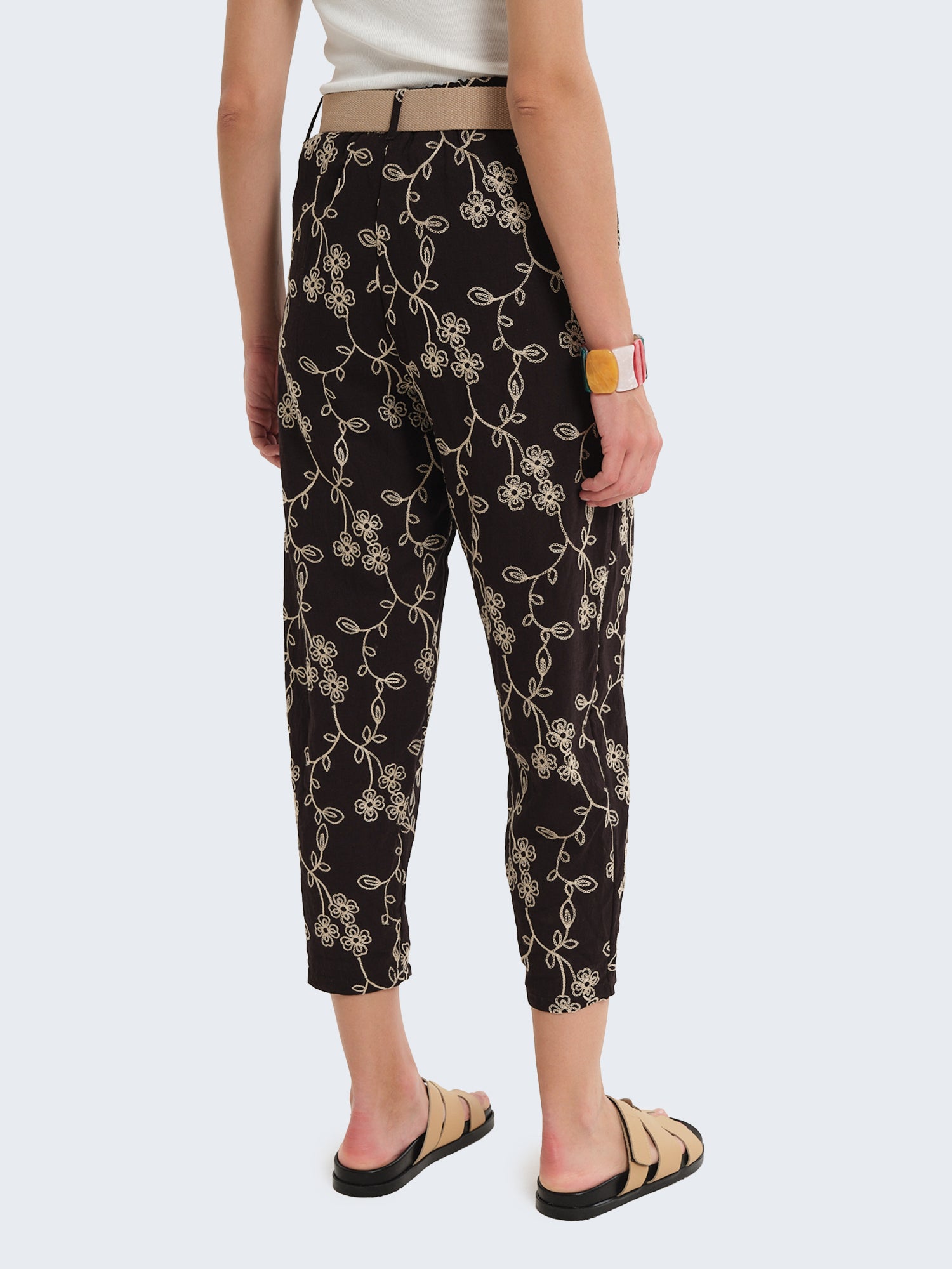 Pantaloni cargo con ricami floreali