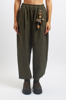 Pantalone barrel con portachiavi