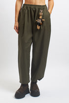 Pantalone barrel con portachiavi