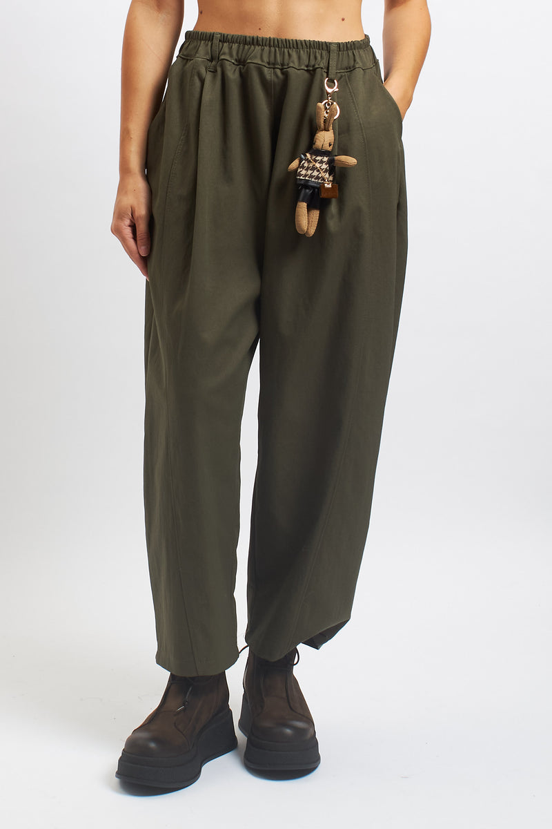 Barrel trousers with keyring