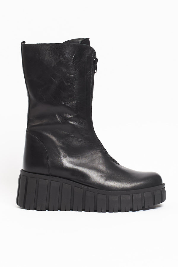 Leather boot with front zip