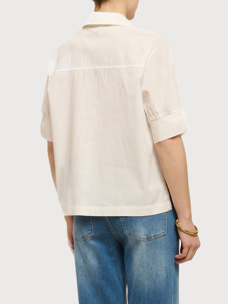 Camicia con scollo di perle