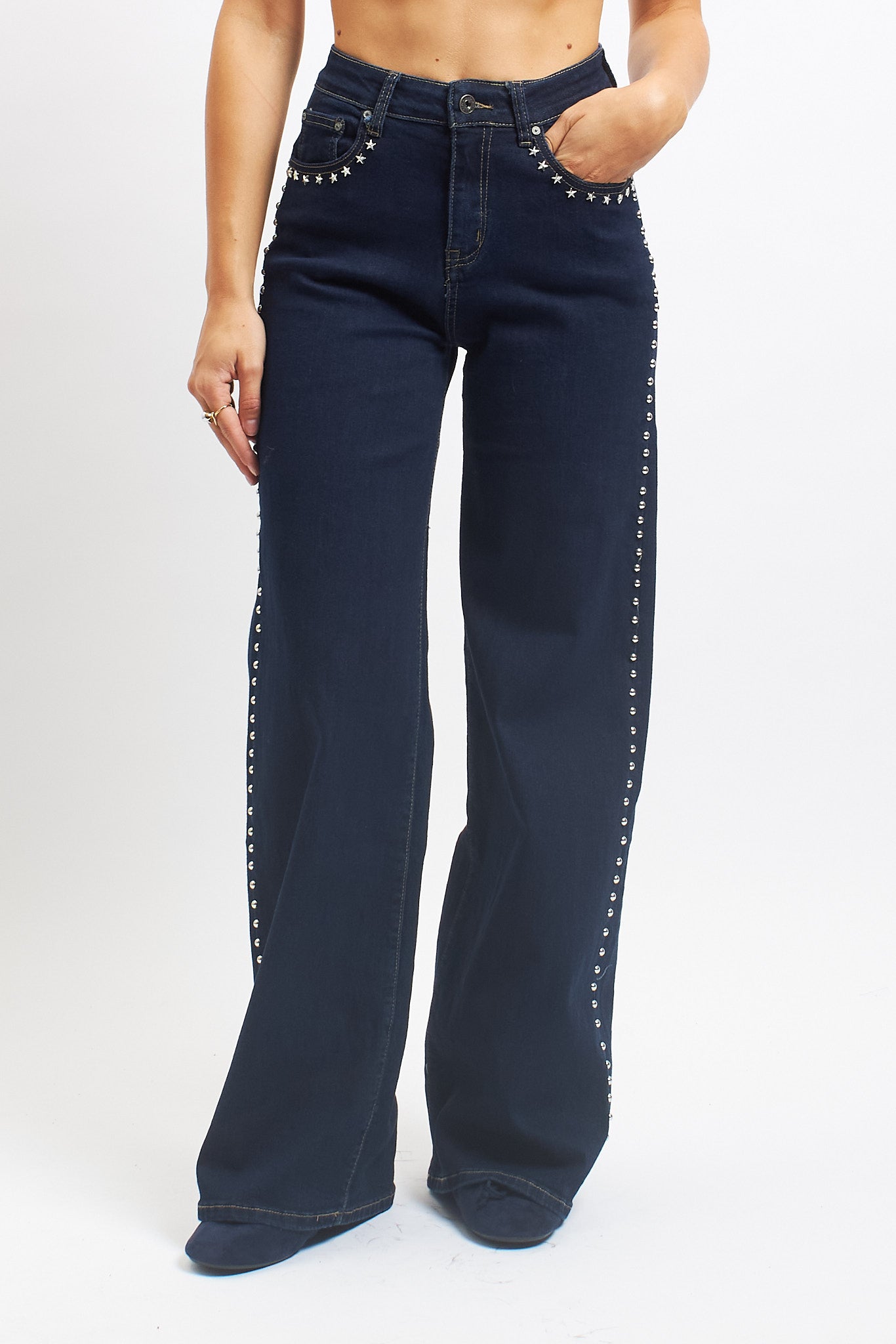 Jeans wide leg con borchie