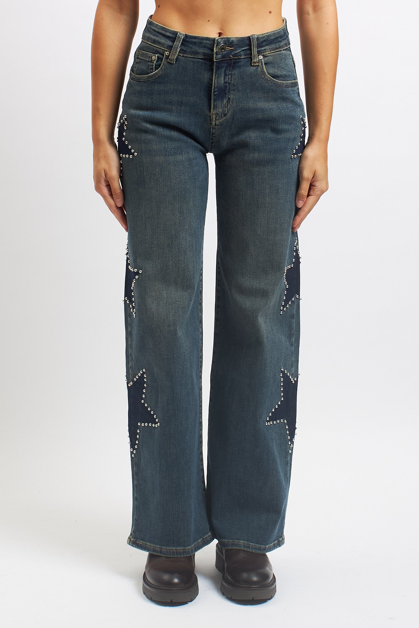 Jeans wide leg con stelle borchiate