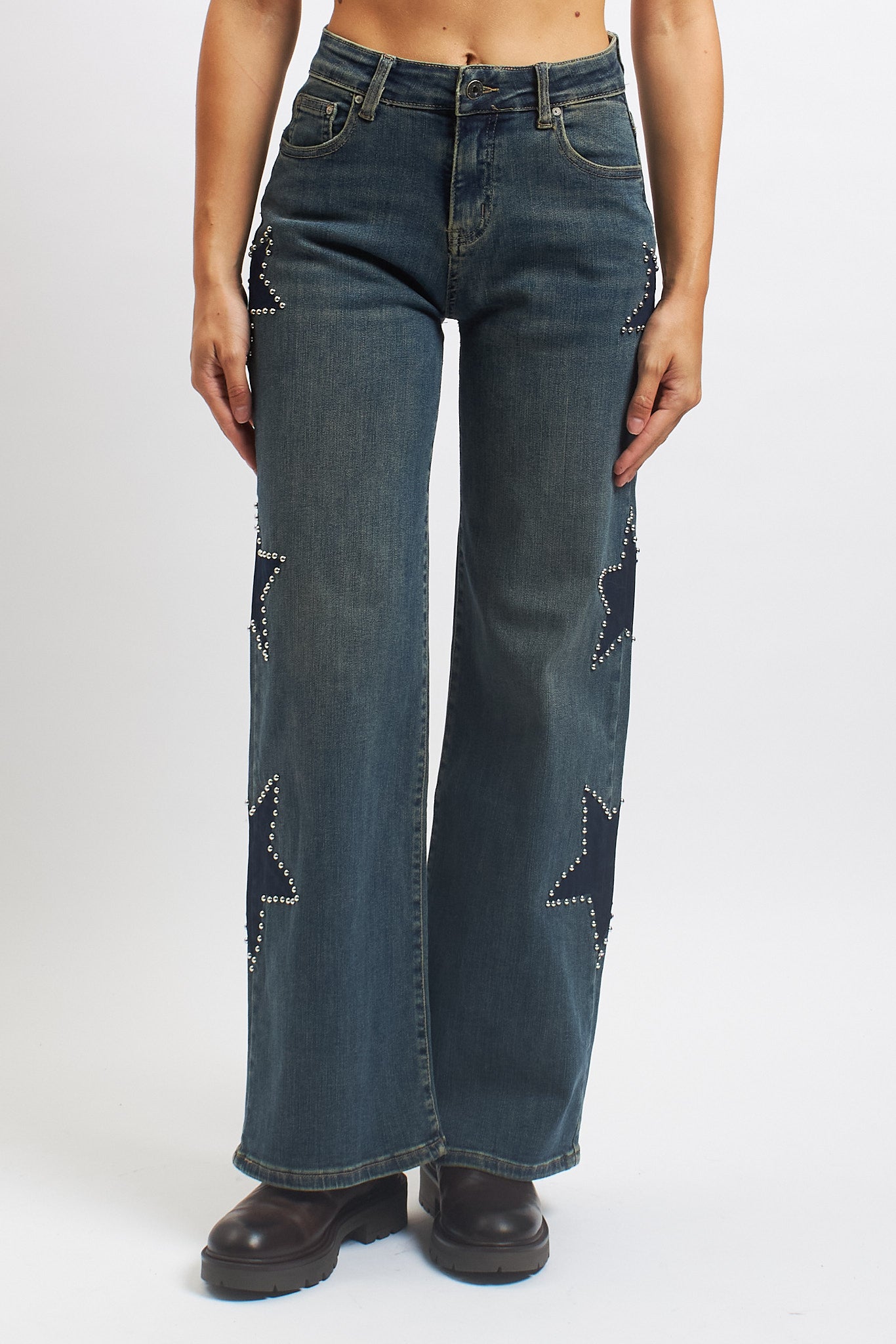 Jeans wide leg con stelle borchiate