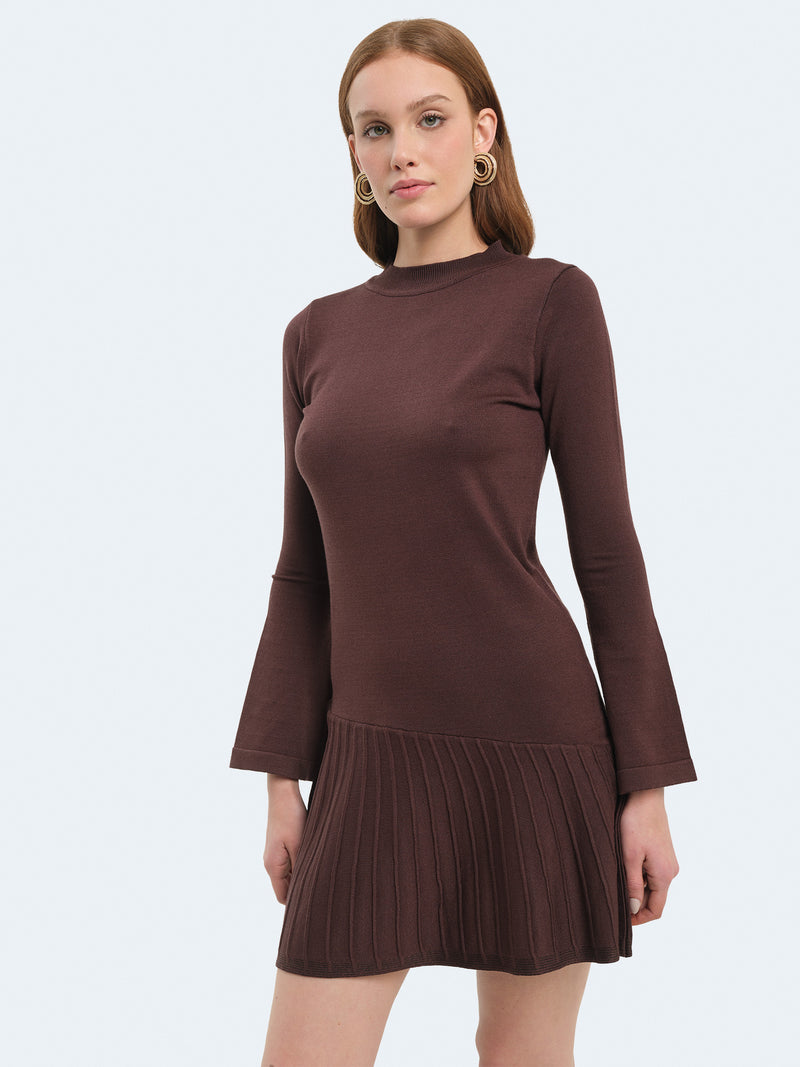 Abito in maglia con minigonna svasata