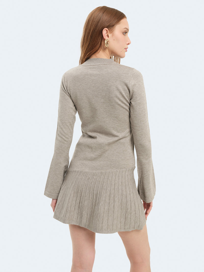 Abito in maglia con minigonna svasata