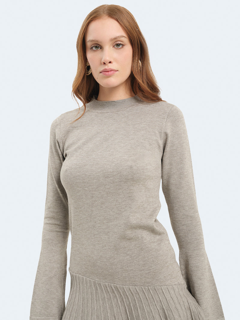 Abito in maglia con minigonna svasata