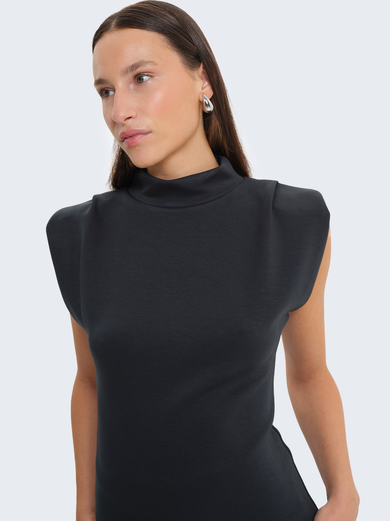 T-shirt con spalline imbottite