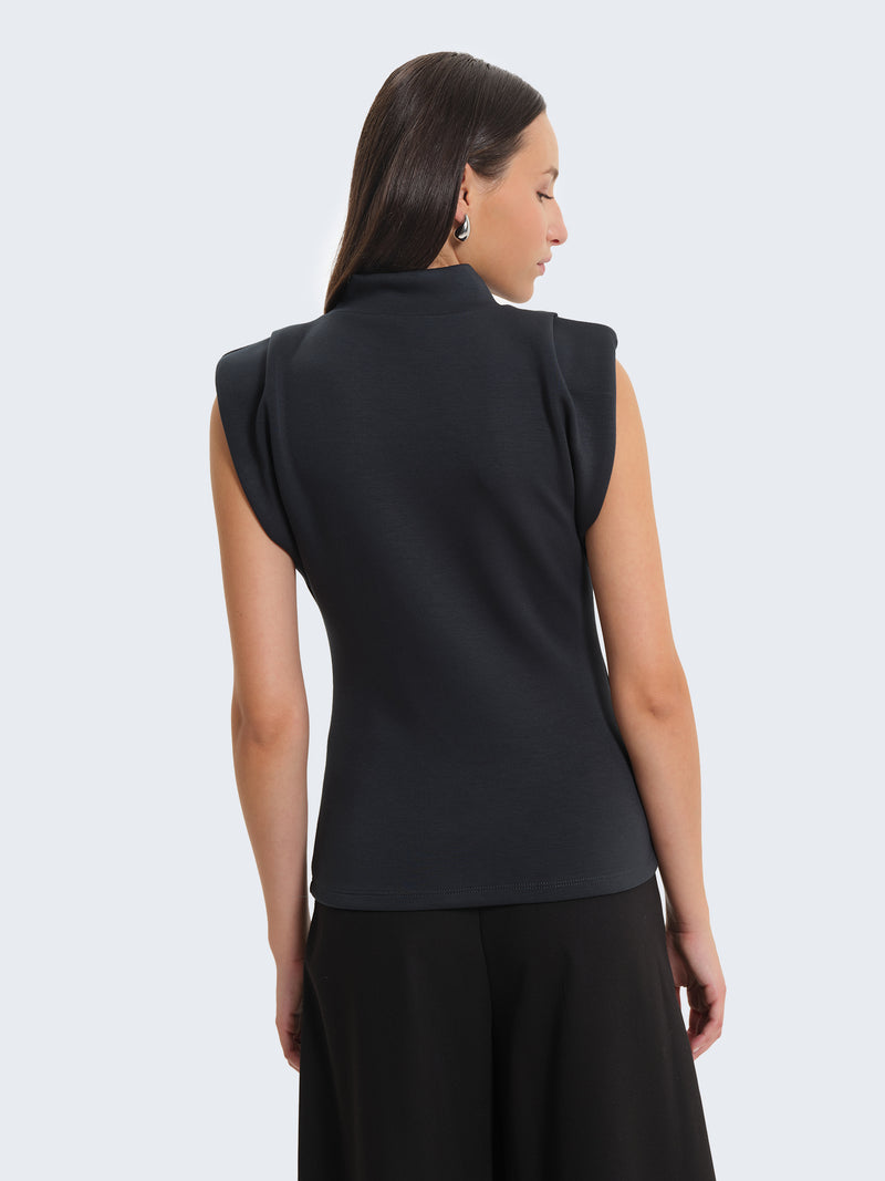 T-shirt con spalline imbottite