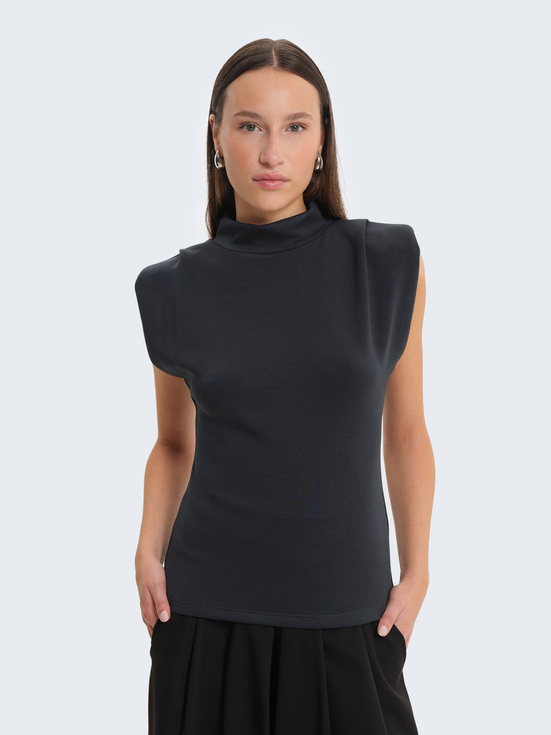 T-shirt con spalline imbottite