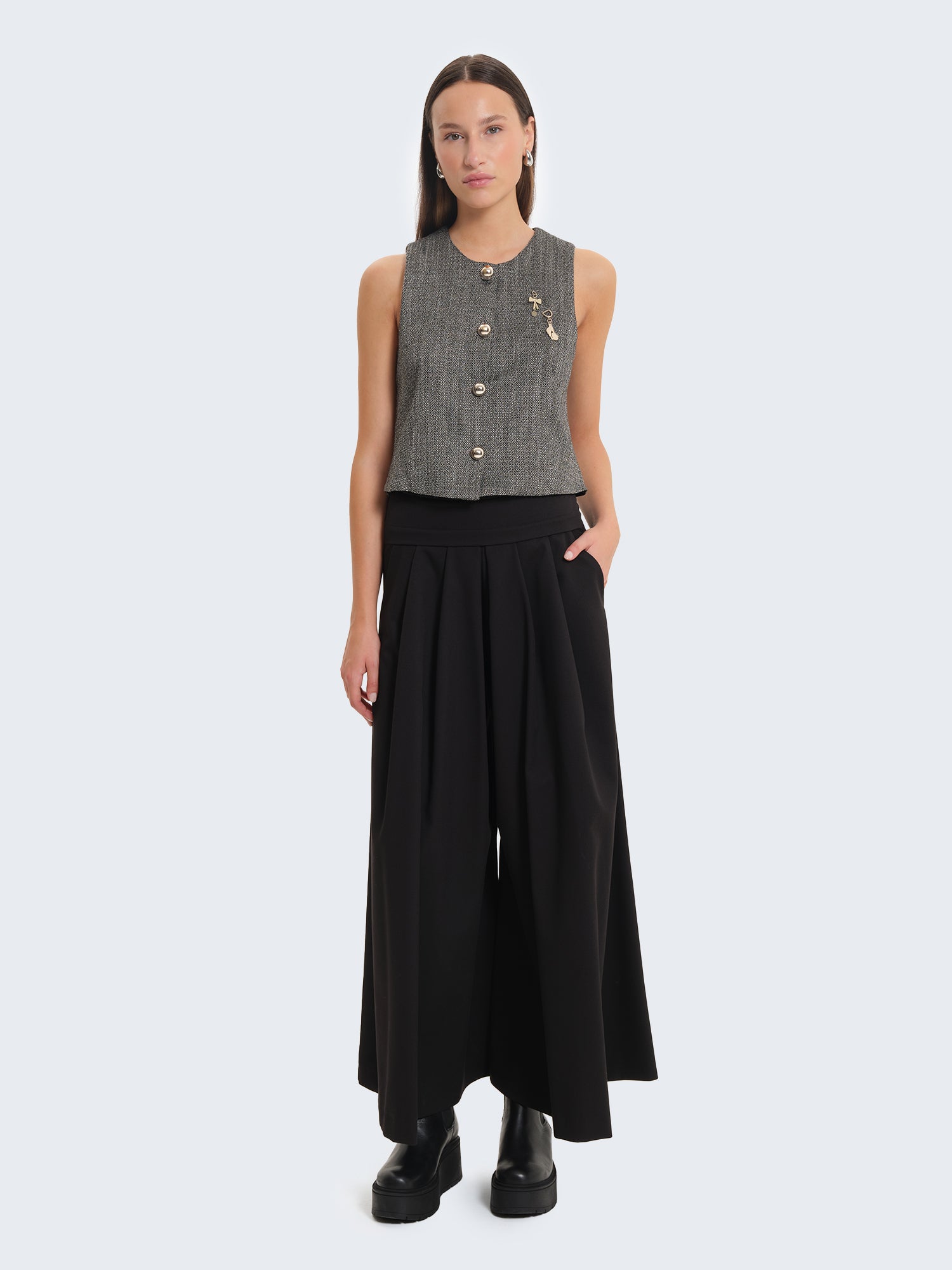 Gilet con tessuto spigato e charms