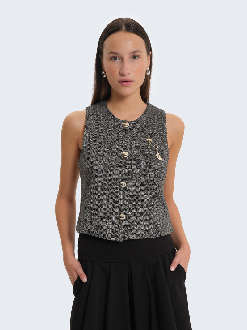 Gilet con tessuto spigato e charms