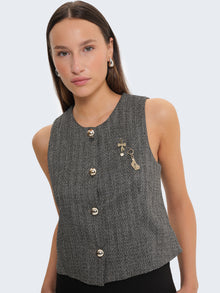 Gilet con tessuto spigato e charms
