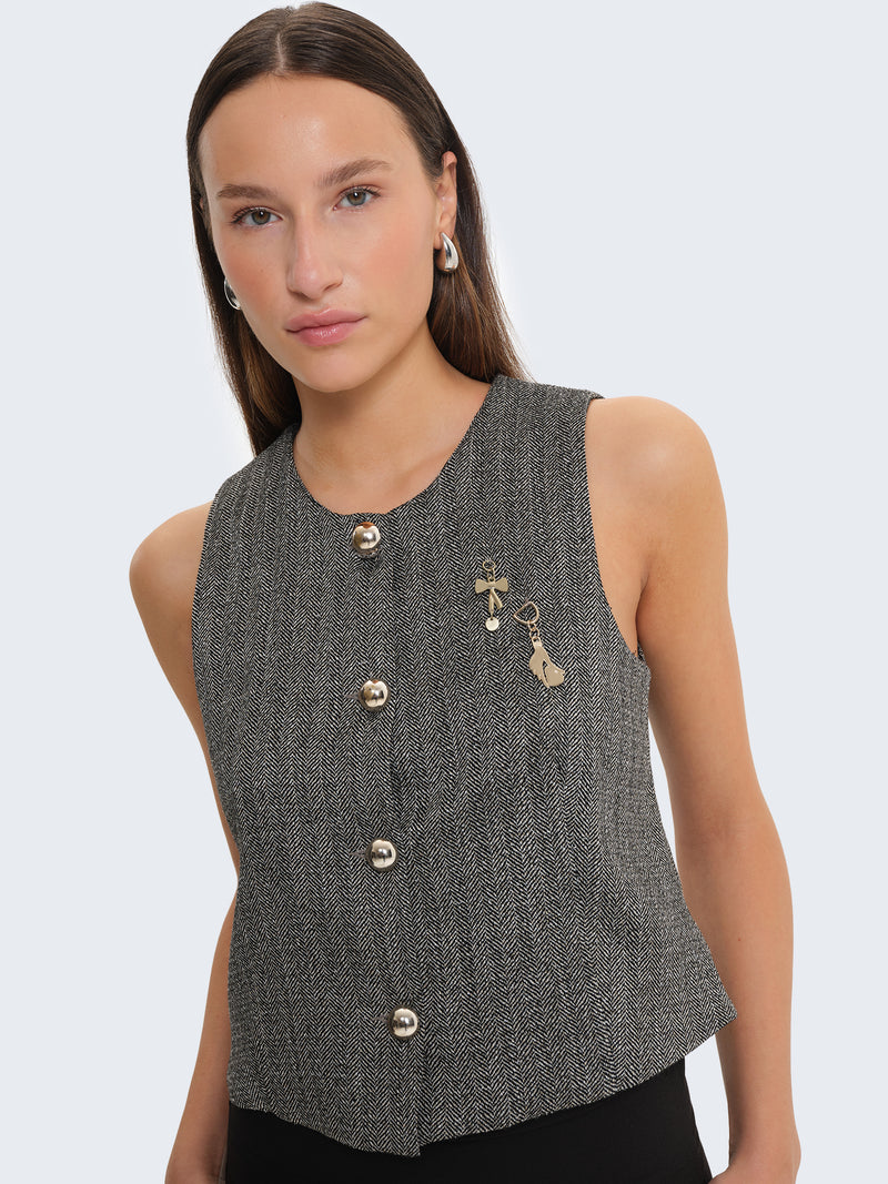 Gilet con tessuto spigato e charms