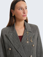 Blazer con tessuto spigato e charms
