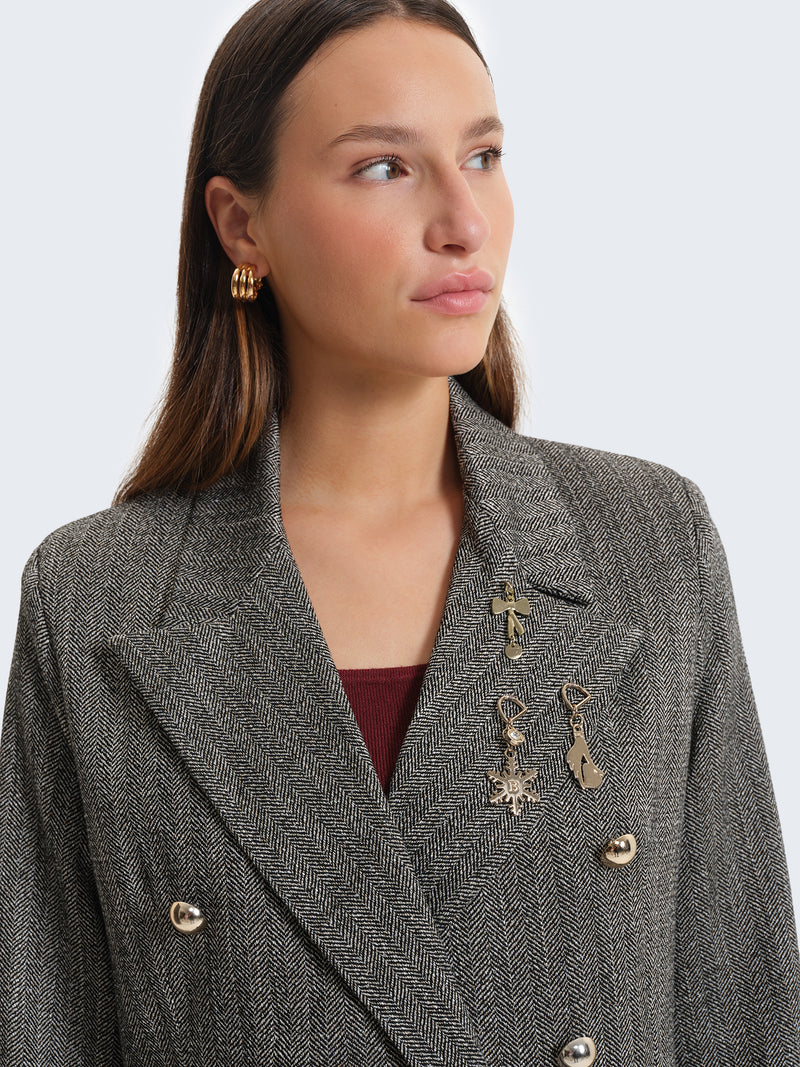 Blazer con tessuto spigato e charms