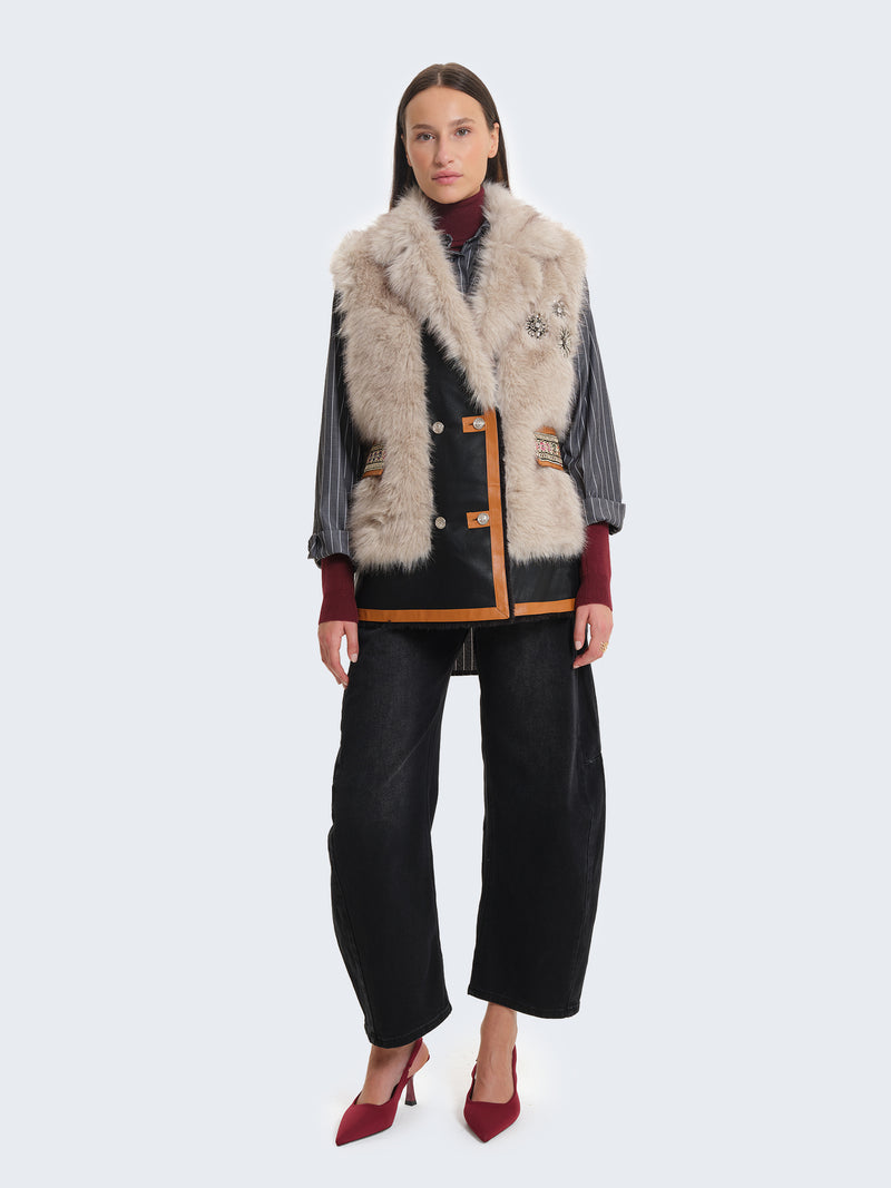 Gilet in ecopelliccia con inserti etnici e applicazioni gioiello