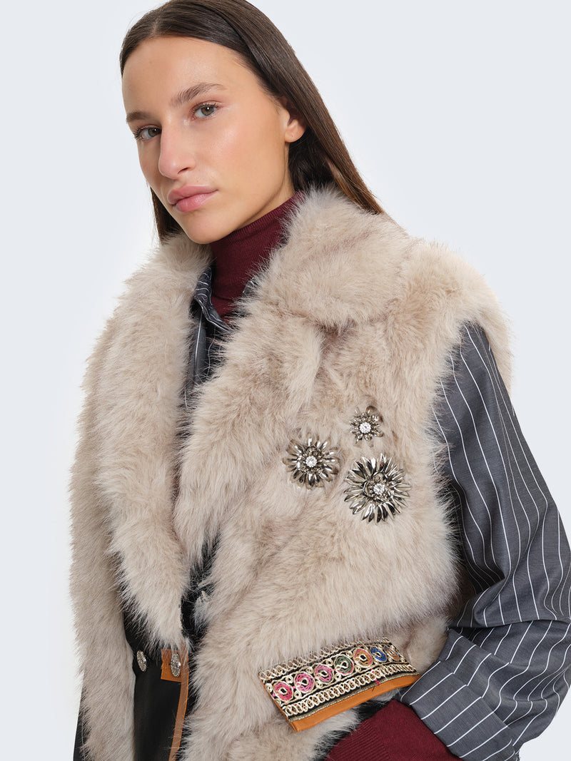 Gilet in ecopelliccia con inserti etnici e applicazioni gioiello