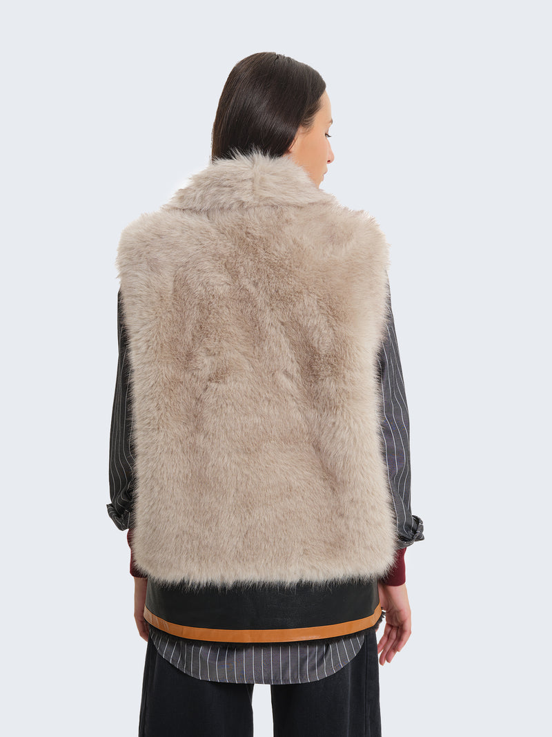 Gilet in ecopelliccia con inserti etnici e applicazioni gioiello