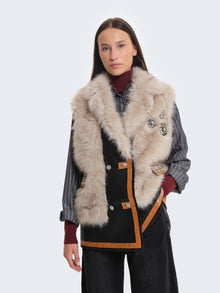 Gilet in ecopelliccia con inserti etnici e applicazioni gioiello
