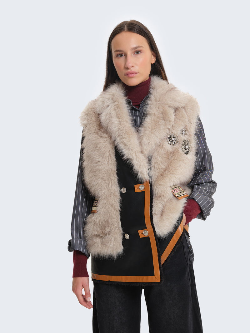Gilet in ecopelliccia con inserti etnici e applicazioni gioiello