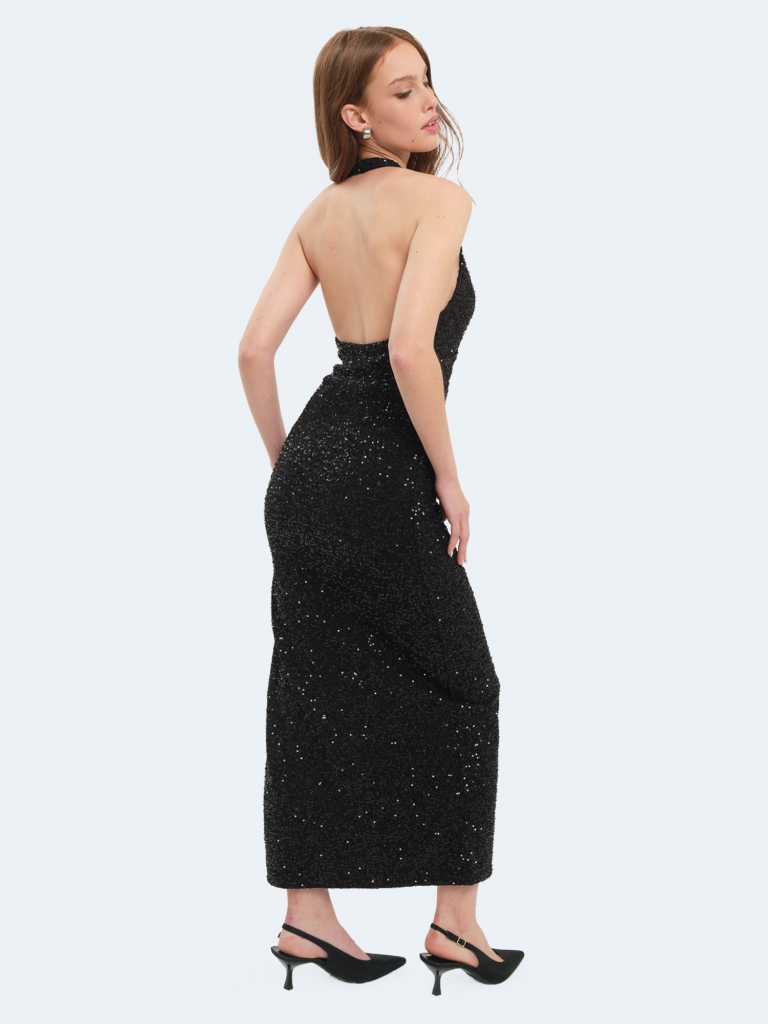 Abito lungo allacciato al collo con paillettes